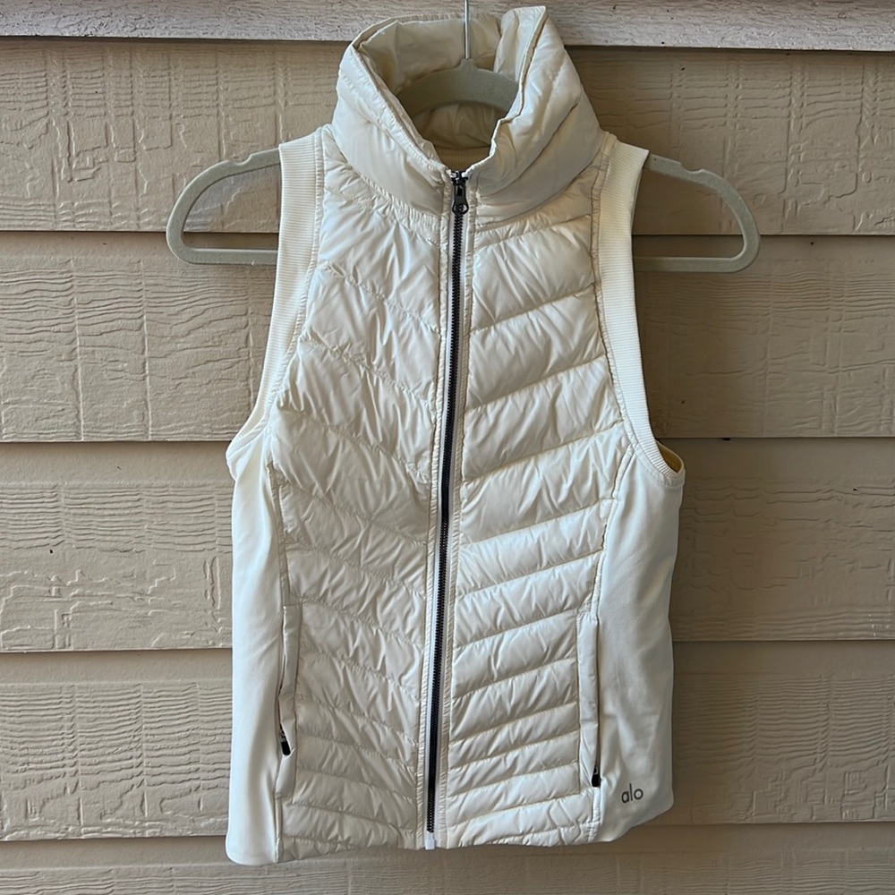 Alo Yoga Puffer Vest. Color: Ivory. Size: XS